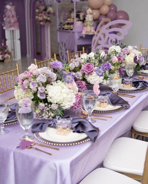 Sweet 16 Party Ideas Butterflies, Purple And White Party Ideas, Purple Table Scape, Pink And Purple Table Setting, Lavender Brunch Decor, Purple Brunch Decor, Lilac Table Setting Quinceanera, Purple Floral Quinceanera Theme, Bridgerton Table Setting