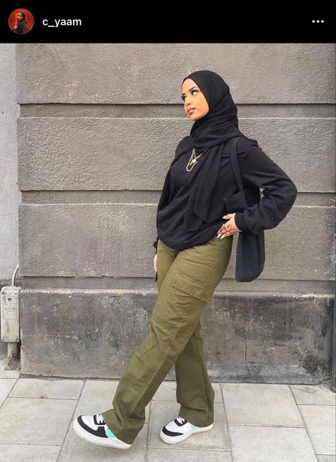 Pin on Islamic fashion Halal Streetwear, Street Hijab Fashion Casual Outfits, Hijabi College Outfits, Hijabi Streetwear Fashion, Muslim Streetwear, Hijabi Drip, Hijabi Street Style, Hijabi Streetwear, Cute Hijabi Outfits