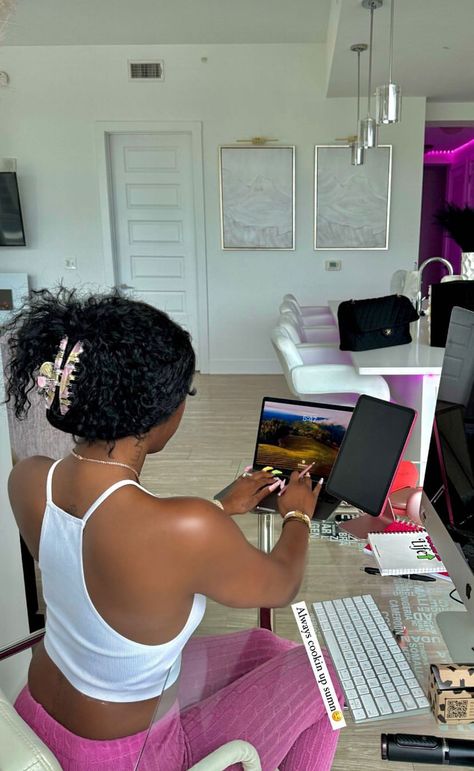 Dream Lifestyle Black Women, Black Woman Influencer Aesthetic, Business Warehouse Goals, Black Women Excellence, Black Woman College Aesthetic, Different Female Aesthetics, Work From Home Black Women, Black Girls In Tech Aesthetic, Hybrid Job Aesthetic