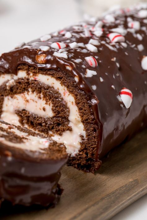 Chocolate peppermint cake roll from MakeItGrateful.com - #makeitgrateful #makeitgrateful #christmascookies #cookies #christmas #cakeroll #peppermint Jelly Roll Ups, Peppermint Cake Roll, Jelly Rolls Recipe, Pear Pudding, Chocolate Peppermint Cake, Chocolate Desserts Cake, Chocolate Peppermint Bark, Peppermint Cake, Chocolate Meringue