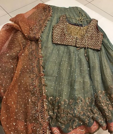 Color combo! 😍 Latest Bridal Lehenga, Bridal Dresses Pakistan, Pakistani Fancy Dresses, Indian Dresses Traditional, Traditional Indian Outfits, Indian Bridal Dress, Fancy Dresses Long, Pakistani Bridal Dresses, Simple Pakistani Dresses