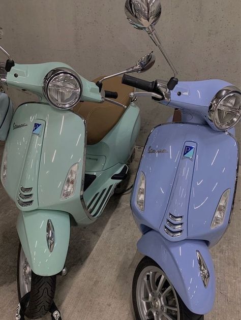 Vespa Piaggio, Image Moto, Moped Scooter, Pretty Bike, Vespa Vintage, Vespa Scooters, Motor Scooters, Classy Cars, Pretty Cars