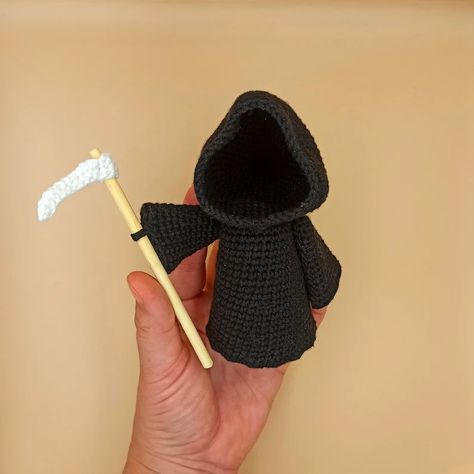 Crochet Grim Reaper Pattern Free, Grim Reaper Crochet Pattern Free, Crochet Halloween Amigurumi, Gothic Crochet, Crochet Monster, Halloween Amigurumi, Crochet Skull, Simply Crochet, Crochet Monsters