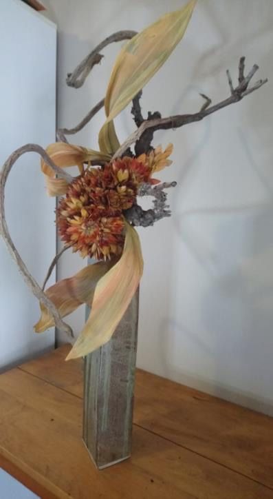 Ikebana Flowers, Driftwood Art Sculpture, Arreglos Ikebana, Lavender Crafts, Modern Floral Arrangements, Diy Floral Decor, Organic Sculpture, Floral Art Design, Ikebana Flower Arrangement