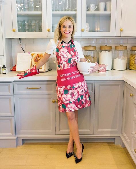 Reese Witherspoon on Instagram: “Fire up the ovens, y’all! It's turkey time!!! �🍗🍁🍂 Who else is cooking RIGHT now?! ❤️ @DraperJames #HappyThanksgiving” Reese Witherspoon Family, Kylie Jenner Fotos, Reese Whiterspoon, Reese Witherspoon Style, Tuesday Inspiration, Martha Hunt, Elsa Pataky, Big Little Lies, An Apron