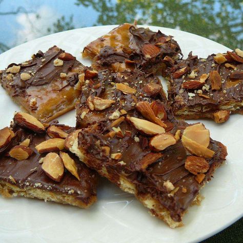 Easy to make and tastes like a Heath Bar. Heath Bar Recipes, Heath Bar Cookies, Crunch Bars Recipe, Grandma Recipes, Heath Bar, Heath Bars, Crunch Bar, Grandmas Recipes, Candy Cake