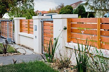 Contemporary Fencing, Cottage Patio, Wood Fence Design, Modern Fence Design, House Fence Design, Privacy Fence Designs, Front Fence, Brick Fence, Front Yard Fence