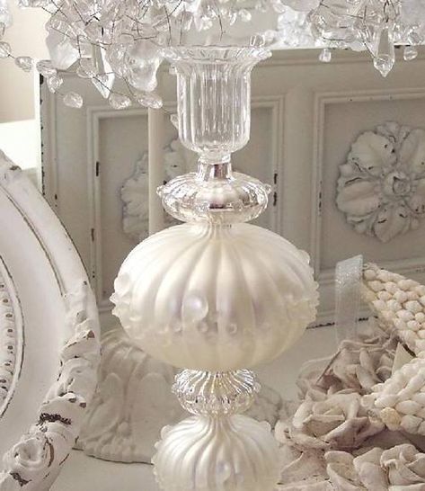 Shabby Chic Shabby Chic Decorating, Chic Candles, Vibeke Design, Chic Garden, Shabby Home, Estilo Shabby Chic, Decor Shabby Chic, Shabby Chic Bedroom, Shabby Chic Bedrooms