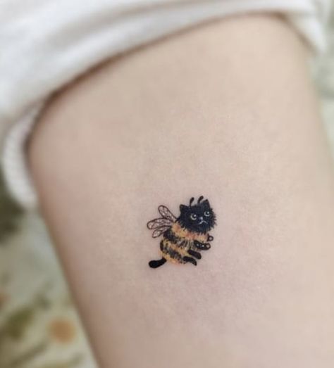 Cat Bee Tattoo, Bee Matching Tattoo, Matching Bee Tattoo, Bestie Tats, Bestie Tattoos, Bestie Tattoo, Sweet Tattoos, Matching Couple Tattoos, Fairy Tattoo