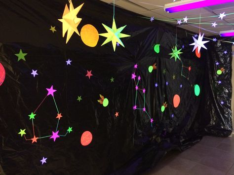 Galactic Starveyors! VBS 2017 Calvary Baptist Church Bowling Green, Ky. Outer space with black lights and lots of neon. Space Decorations Galaxy, Planet Decorations, Stellar Vbs 2023, Galactic Starveyors Vbs 2017, Space Vbs, Stellar Vbs, Lifeway Vbs, Decorations Bedroom, Black Lights