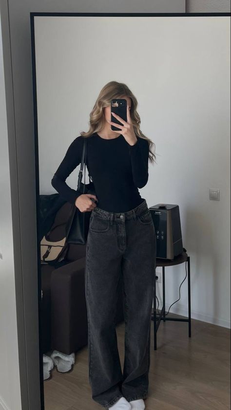 February Going Out Outfit, Outfits For University Winter, Modest Winter Fits Aesthetic, Black Salon Outfits, All Black Outfits For Women Work, Exam Day Outfit, Dark Colored Outfits, University Outfit Ideas Casual, Basic Outfits Minimalist Wardrobe