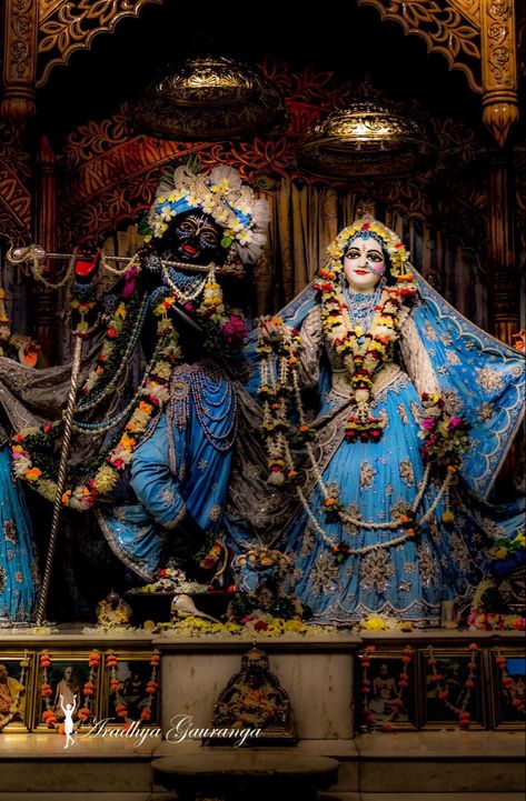 Isckon Radhakrishna Wallpaper, Iphone Wallpaper Bright, Camera Cartoon, Radhe Krishna Wallpapers, Rainy Day Aesthetic, Instagram Picture Quotes, Hanuman Photos, Hindu Dharma, Krishna Statue