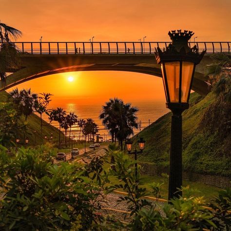 Lima En Tus Ojos’s Instagram profile post: “Todos los rincones alrededor del Belmond Hotel Miraflores Park, ofrecen vistas asombrosas y perspectivas únicas de Miraflores. ¿Están…” Lima Miraflores, Board Manifestation, Vision Board Manifestation, Lamp Post, Opera, Vision Board, Instagram Profile, Hotel, Instagram