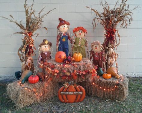 Fall Decorations Outdoor With Hay, Outside Fall Decor With Scarecrows, Fall Yard Decorations Decorating Ideas With Hay Bales, Outdoor Fall Decor With Scarecrows, Bails Of Hay Decor Fall, Fall Displays With Hay Bales, Outside Fall Decor With Straw Bales, Decorating With Straw Bales For Fall, Front Yard Fall Decor Ideas With Hay