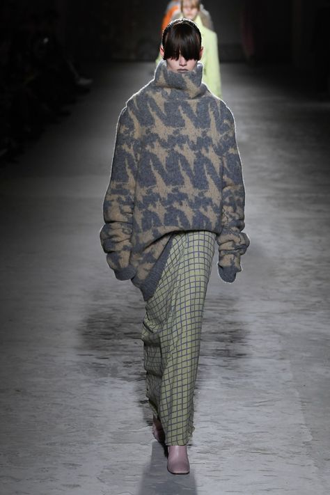 Dries Van Noten Fall 2024 Ready-to-Wear Runway, Fashion Show & Collection Review [PHOTOS] Knit Fashion Runway, Cable Knit Sweater Outfit, September Fashion, Knit Sweater Outfit, Autumn Knitwear, Show Collection, Winter Mode, Knitwear Fashion, Couture Week