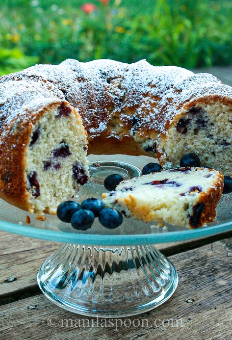 Blueberry Sour Cream Cake - Manila Spoon Blueberry Sour Cream Cake, Cake Recipe With Sour Cream, Sour Cream Desserts, Blueberry Bundt Cake, Blueberry Breakfast Cake, Blueberry Cake Recipes, Blueberry Coffee, Blueberry Coffee Cake, Sour Cream Coffee Cake