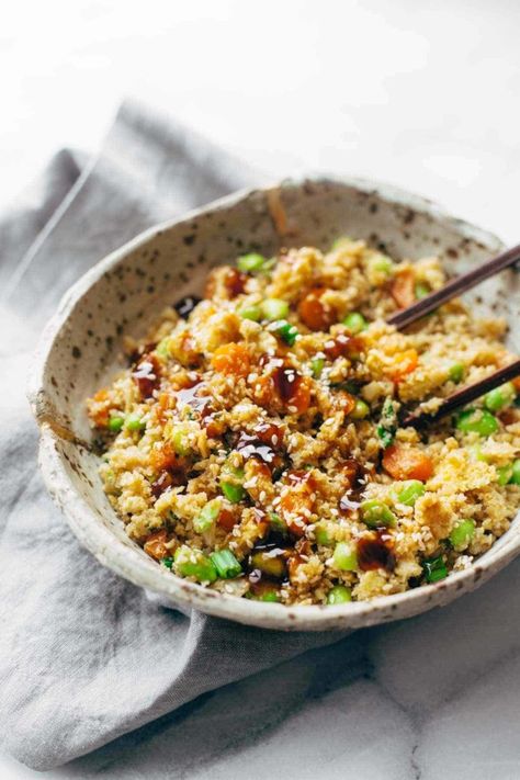 15 Minute Cauliflower Fried Rice - healthy fried rice made with cauliflower, carrots, onions, garlic, eggs/tofu, and sesame oil! Vegetarian / vegan / gluten free. #cauliflower #friedrice #vegetarian Healthy Fried Rice, Cauliflower Fried Rice Recipes, Cauliflower Fried, Cauliflower Rice Recipes, Cauliflower Fried Rice, Recetas Keto, Fried Cauliflower, Think Food, Fried Rice Recipe