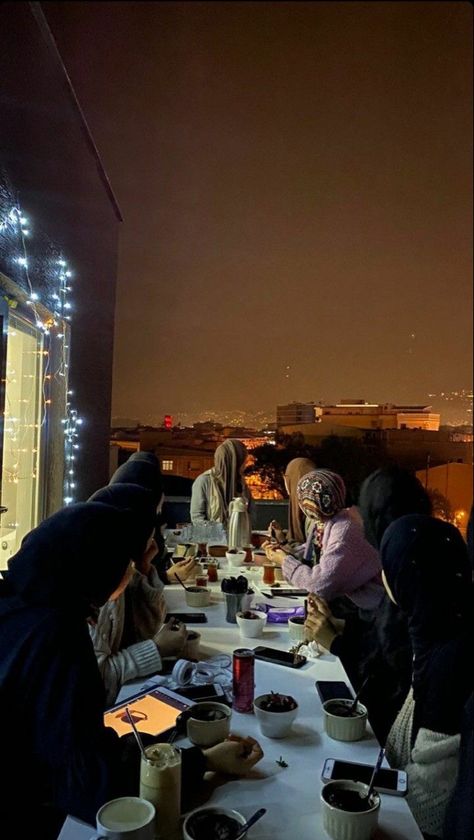 Iftar Aesthetic, The Company You Keep, Muslim Family, Feeling Pictures, Love In Islam, Muslimah Aesthetic, Muslim Lifestyle, Friendship Goals, Muslim Girls