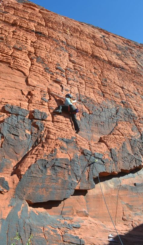 Red Rocks Nevada, Red Rock Mountains Las Vegas, Red Rock Climbing, Red Rock Mountains, Red Rock Las Vegas, Rock Couple, Belaying Rock Climbing, Las Vagas, Red Rock Canyon National Conservation Area