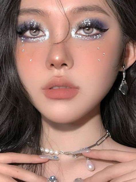 glitter eyeshadow look: midnight blue eyes with silver glitter Blue Eye Makeup Festival, Cute Mermaid Makeup, Moon Goddess Makeup Look, Douyin Makeup Sparkle, Douyin Siren Makeup, Siren Inspired Makeup, Douyin Mermaid Makeup, Douyin Glam Makeup, Mermaid Makeup Ideas