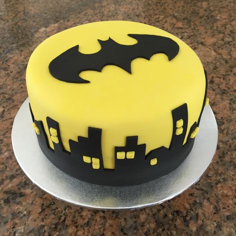 Batman Party Foods, Easy Batman Cake, Lego Batman Cakes, Batman Themed Birthday Party, Batman Birthday Cakes, Bane Batman, Superhero Birthday Cake, Novelty Birthday Cakes, Batman Cake