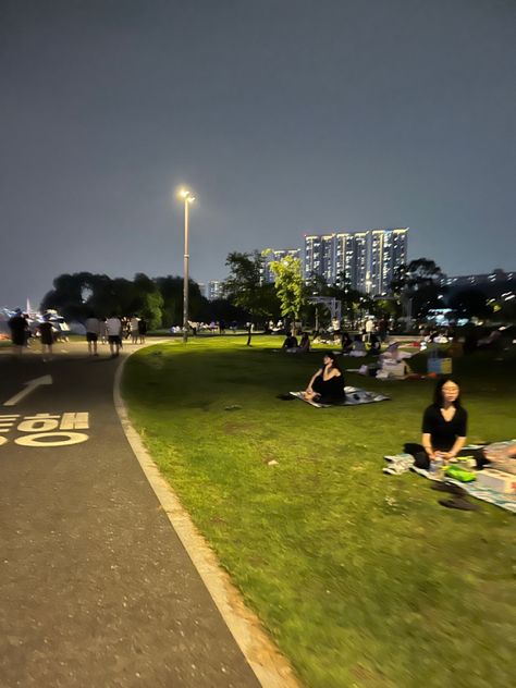 Late Night Korea Aesthetic, Han River Picnic Aesthetic, Korean Road Aesthetic Night, Park At Night Aesthetic Korea, Korean Night Life, Han River Aesthetic Night, Korea Aesthetic Night, Korean Night Aesthetic, Korea Aesthetic City