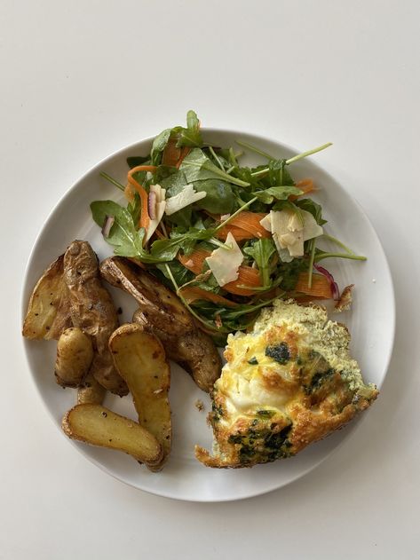 Everyday Parisian, Parmesan Salad, Frittata Recipe, Gluten Free Potatoes, Recipe Generator, Cheesy Garlic Bread, Frittata Recipes, Eat Lunch, Arugula Salad