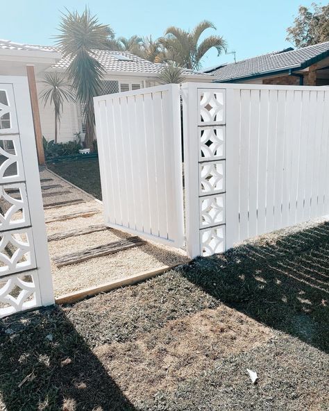 〰️ Lisa on Instagram: “Our new front fence & walkway completely transforming our home. There are still a few minor finishing touches, but isn’t she beautiful…” Breeze Block And Wood Fence, Front Fence Ideas, Front Yard Fence Ideas Curb Appeal, Palm Springs Exterior, Palm Springs Landscaping, Roster Beton, Lisa Allen, Breeze Block Wall, Side Gate