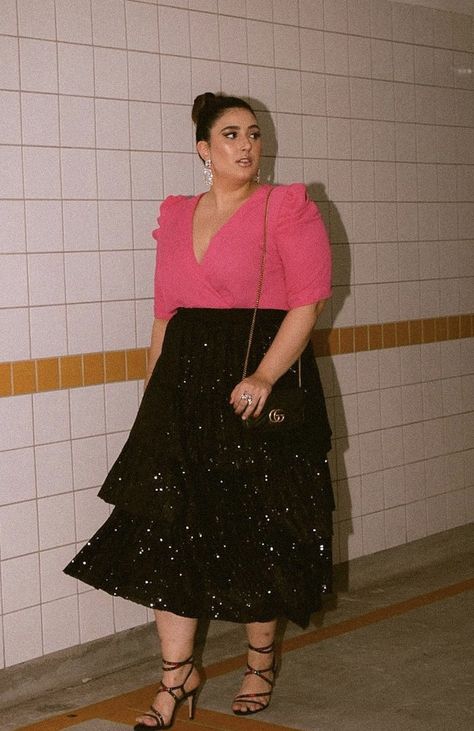 Glitter Outfit Aesthetic, Curvy Skirt, Glitter Outfit, Plus Size Looks, Chiffon Blouses, Midi Size, Look Plus Size, London Outfit, Brunch Outfit