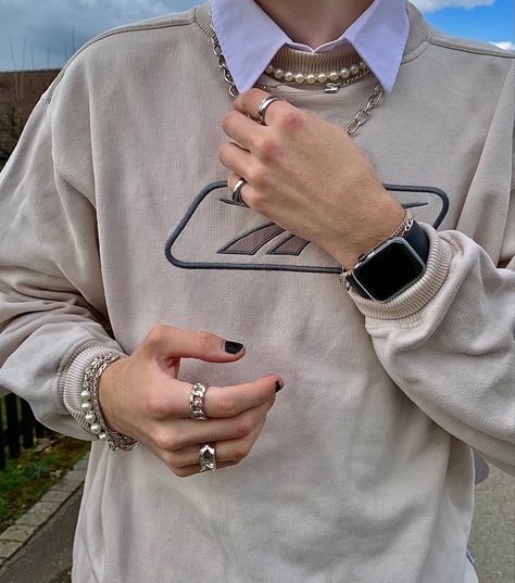 Mens Alt Jewelry, Guys With Jewelry, Mens Outfits Accessories, Outfits With Accessories Jewelry, Streetwear Men Accessories, Men With Jewelry Aesthetic, Soft Boy Jewelry, Jewlrey Aesthic Men, Male Jewelry Aesthetic