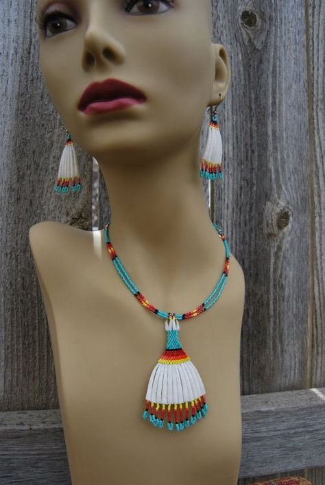 Chip Bead Jewelry, Bone Bead Necklace, Hand Beaded Jewelry, Native American Beadwork Patterns, Seed Bead Jewelry Patterns, Native Beading, Beadwork Designs, Beadwork Necklace, Beaded Earrings Diy