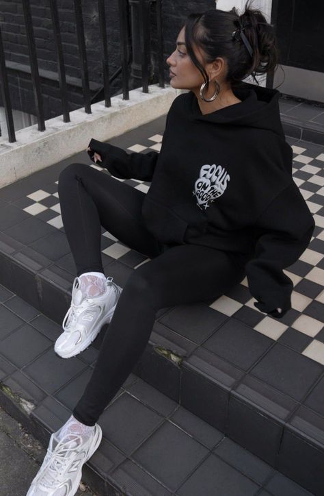 Black Hoodie And Leggings Outfit, Hoodies And Leggings Outfit, Legging And Hoodie Outfit, All Black Outfit Leggings, Leggings Hoodie Outfit, Leggings And Hoodie Outfit, Lazy Pose, Athletic Outfit Ideas, Black Gym Outfit