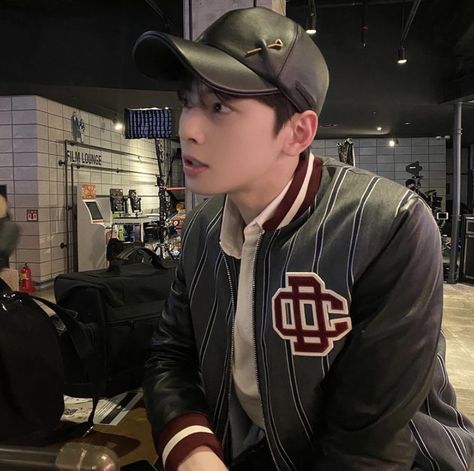 actor and singer cha eunwoo sitting on set of the k drama “True Beauty.” He is looking to the side wearing a black cap and a baseball jacket unzipped with a white shirt underneath. There’s a table with bags beside him and cameras and lights behind him. Eunwoo Astro, Cha Eun Woo Astro, Eun Woo Astro, Astro Kpop, Cha Eun Woo, Asian Actors, Suho, True Beauty, Instagram Update