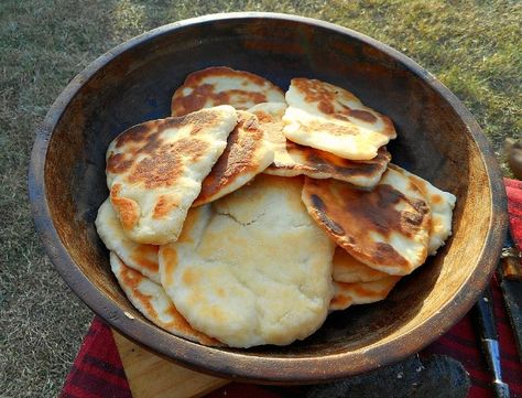 How to Throw a Medieval Style Dinner Party Medieval Breakfast, Medieval Bread, Historical Food, Viking Food, Medieval Banquet, Medieval Recipes, Medieval Party, Ancient Recipes, Fry Bread