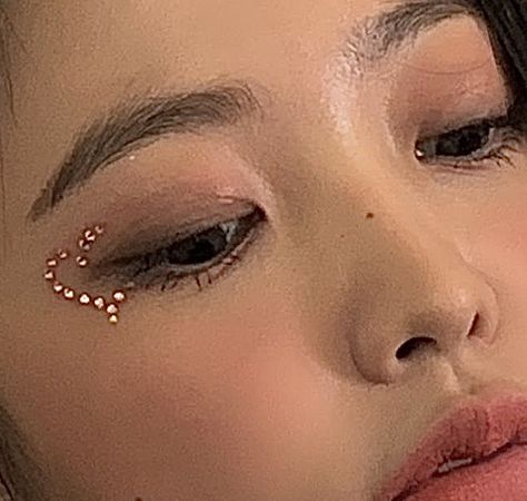 Valentine's Makeup Ideas, Star Rhinestone Makeup, Eye Gem Makeup, Makeup Ideas Concert, Make Up With Rhinestones, Makeup Concert Ideas, Eye Makeup Gems, Eye Makeup Concert, Make Up With Gems