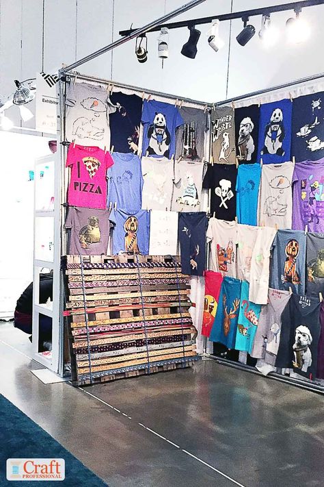 9 photos of craft show displays that make effective use of good lighting. Tshirt Vendor Booth Display Ideas, Tshirt Display Ideas Retail, Art Show Display, Art Display Panels, Craft Fair Booth, Creative Jewelry Displays, Vendor Booth Display, T-shirt Display, Display Lighting