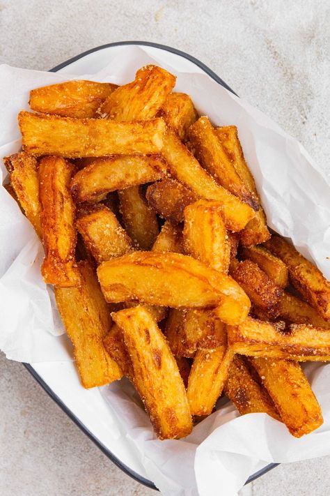 Making hot chips can be a bit of a labour of love. You need the right potatoes, you need to freeze them for them to hold their shape, and you need your oil on the right temperature. It is only these things that will make your hot chips survive the heat, and also become crunchy on the outside and soft and fluffy on the inside – the perfect combination. Triple cook these babies and add chicken salt and you will have the best hot chippies ever! Quick Easy Sides, Chips And Gravy, Chicken Chips, Hot Chips, Best Sides, Chicken Salt, Chicken And Chips, Side Salad Recipes, Salads Recipes