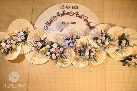 Chinese Lantern Backdrop, Filipiniana Backdrop, Traditional Lobola Decor, Fan Backdrop, Filipiniana Wedding Theme, Filipiniana Wedding, Flower Backdrop Wedding, Decor Backdrop, Fall Decor Diy Crafts