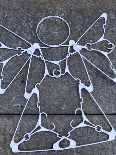 DIY Plastic Hanger Angel - The Shabby Tree Plastic Coat Hanger Angels, Plastic Coat Hanger Christmas Tree, Angel Made From Plastic Hangers, Diy Clothes Hanger Ideas, Clothes Hanger Snowflakes, Coathanger Art, Hanger Crafts Diy, Coat Hanger Christmas Tree, Plastic Hanger Crafts