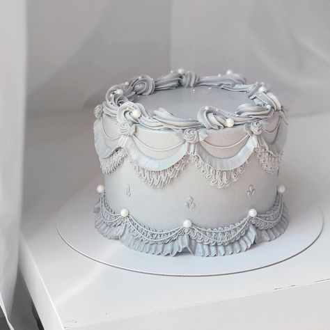 Victorian Cakes, Grey Cake, Bolo Vintage, Ugly Cakes, Vintage Birthday Cakes, Birthday Baking, Heart Cakes, Elegant Birthday Cakes, Mini Cakes Birthday