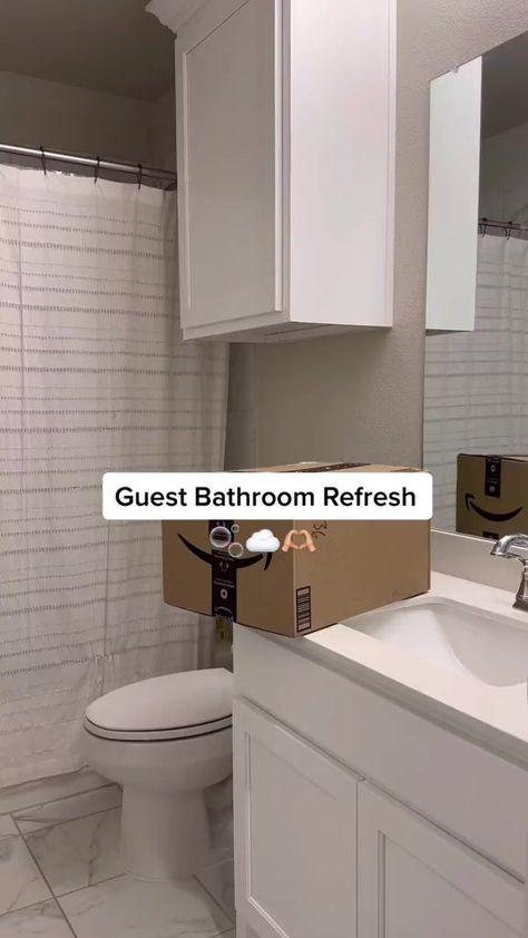 Aesthetic Shower Decor, Decorating Guest Bathroom, Guest Room Bathroom Ideas, Guest Bathroom Decor Inspiration, Guest Bathroom Stock, Shared Bathroom Organization, Guess Bathroom, Apartment Bathroom Decor Ideas, Guest Bathroom Essentials