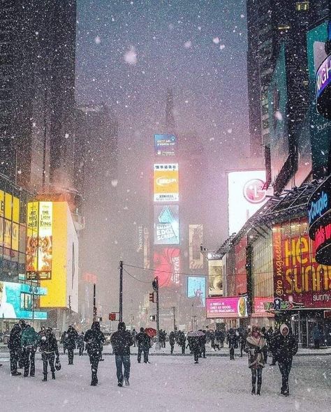 Times Square Winter, Christmas In New York City Aesthetic, New York Noel, New York Snow, Times Square New York City, Winter In New York, Photo New York, New York City Aesthetic, Nyc Times Square