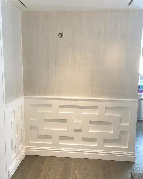 27+ Amazing Wainscoting Ideas & Designs for Your Home 2020 Wainscoting Mid Century Modern, Colonial Wainscoting Ideas, Creative Wainscoting Ideas, Unique Wall Paneling Ideas, Ekena Millwork Wall Panel Ideas, Modern Wainscoting Bathroom, Panelled Walls With Wallpaper, Unique Wainscoting Ideas, Fretwork Wall Panels Diy