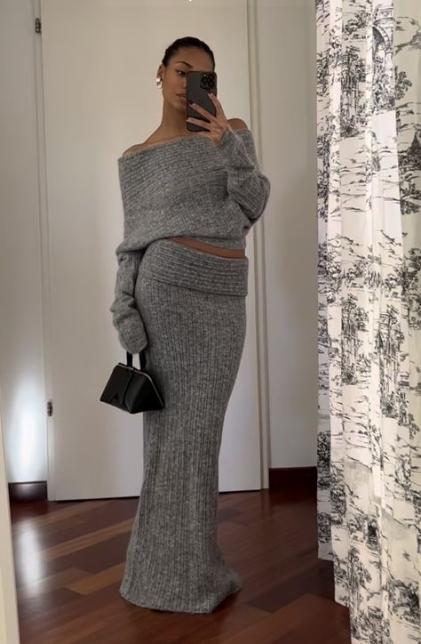 Long Winter Skirt, Long Skirt Winter, Knit Skirt Outfit, Church Outfit Ideas, Cosy Outfit, Cute Modest Outfits, Winter Outfits Cold, Winter Fit, Rock Outfits