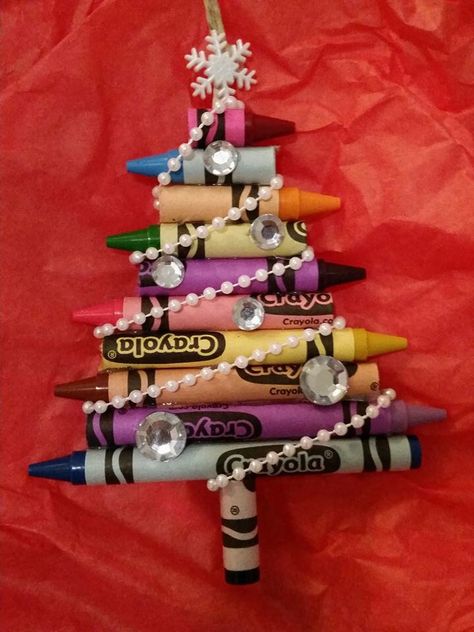 Crayon tree ornament Crayon Tree Ornaments, Pencil Ornaments Diy, Crayon Christmas Ornaments, Crayon Christmas Tree, Crayola Christmas Tree, Crayon Ornaments Diy, Crayon Ornaments, Crayon Ideas, Crayola Crafts