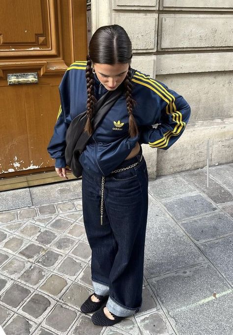 Sporty Jacket Outfit, Adidas Jacket Outfit Street Style, Adidas Zip Up Outfit, Adidas Track Jacket Outfit, Adidas Outfit Ideas, Outfit Ideas Adidas, Adidas Jacket Outfit, Adidas Aesthetic, It Girl Style