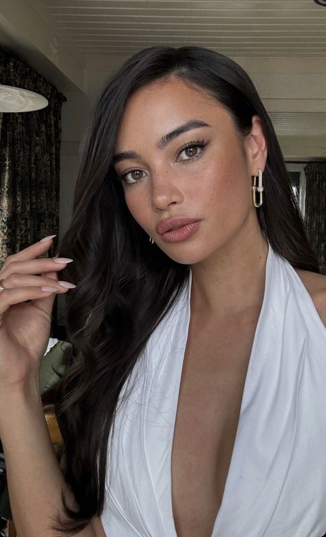 Real Estate Makeup, Kelsey Merritt Hair, Kelsey Merritt Style, Kelsey Merritt Makeup, Victoria Secret Makeup Brunette, Emrata Makeup Natural, Kelsey Merritt Beach, Kelsey Merritt Outfits, Kelsey Merritt Vogue