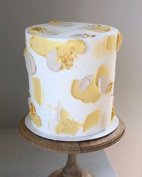 Yellow Gender Reveal Cake, Yellow Bday Cake, Ray Of Sunshine Cake, Lizzy Cake, Sunshine Cake Ideas, Yellow Cake Decoration, Yellow Cake Designs Birthday, Pastel Yellow Cake, Yellow Cake Ideas