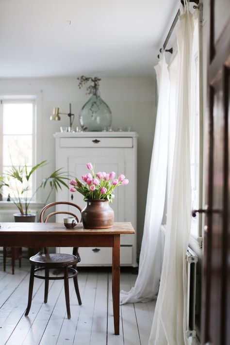 Peek Inside The Lovely Swedish Home of Interiors Author Ida Magntorn Swedish Decor Living Room, Swedish Curtains, Swedish Decorating Ideas, Swedish Cottage Interior, Swedish Living Room, Swedish Bedroom, Swedish Home Decor, Swedish Homes, Swedish Interior Design