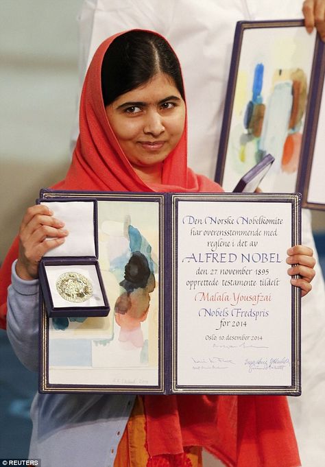 The youngest winner in history, Malala, poses with her Nobel Peace Prize at the City Hall in Oslo, Norway Noble Peace Prize, Alfred Nobel, Right To Education, Nobel Prize Winners, Malala Yousafzai, Life Goals Future, Nobel Prize In Literature, Nobel Peace Prize, Children's Rights